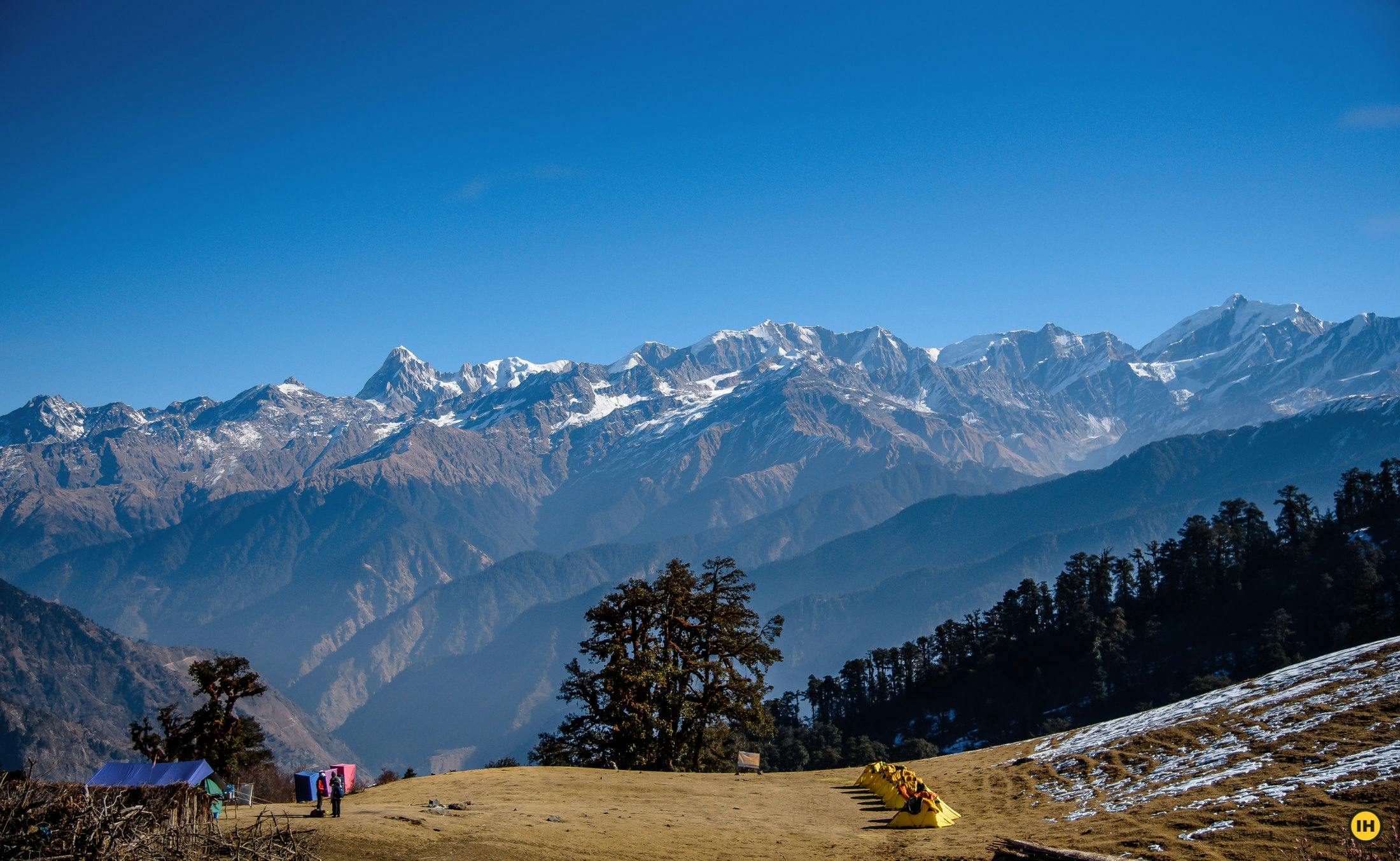 6b993134 da90 4e7b 8bb7 7a84d33b96b5 dayara bugyal indiahikes the gui campsite in winter with mt srikanth draupadi ka danda jaunli and the gangotri peaks in the background sudheer hegde