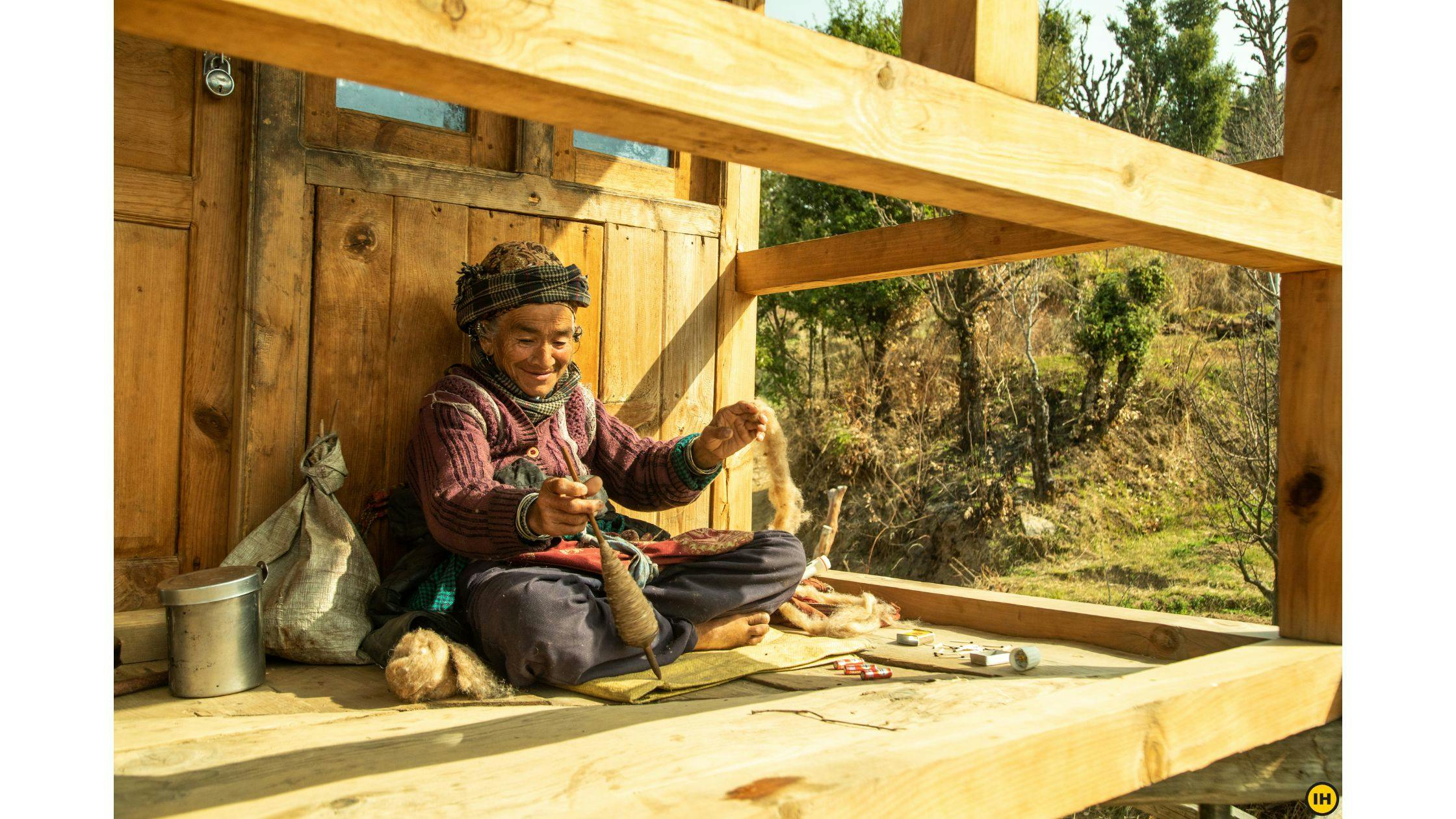 14db940f c36e 4ba7 9b66 a2c117df48e4 kedarkantha woman weaving yarn by jothiranthan