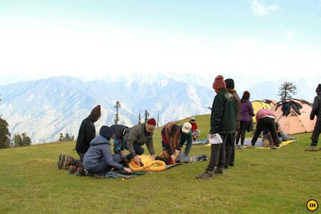 82396 feature students packing up a campsite himalayan mountain challenge indiahikes